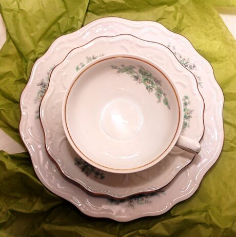 set-cadou-portelan-fin-cosmetice-lumanare-parfumata-printesa-de-verde-3