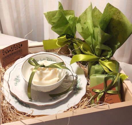set-cadou-portelan-fin-cosmetice-lumanare-parfumata-printesa-de-verde-5