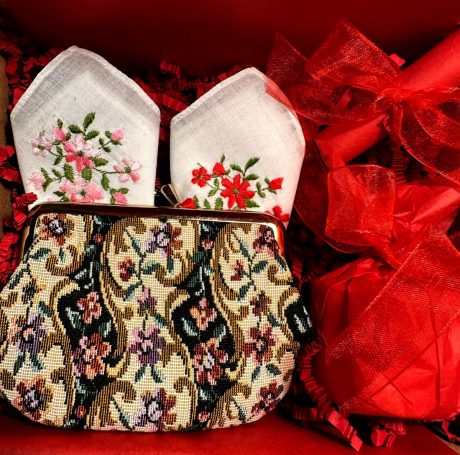 set cadou portmoneu textil batiste crema si balsam de buze