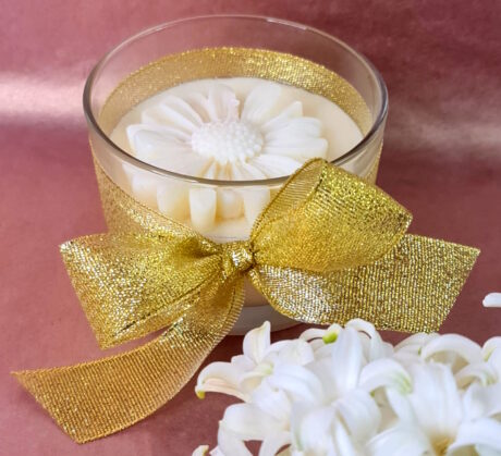 lumanare cu margareta alb complet funda aurie