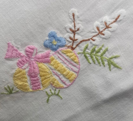 cadou de pasti fata de masa iepuras oua flori